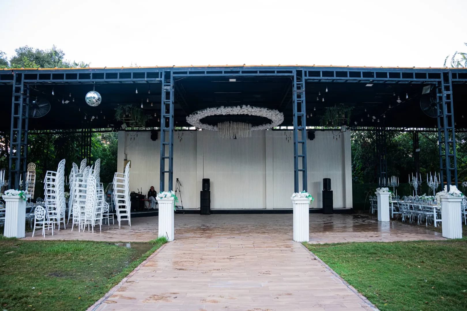 Hanedan Park bahçesinde sahne ve beyaz sandalyelerle hazırlanmış davet alanı