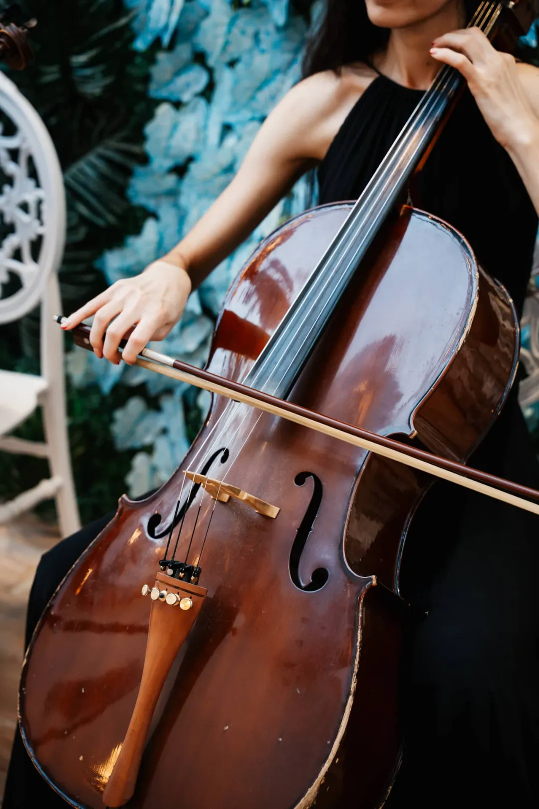Davet sırasında canlı çello performansı