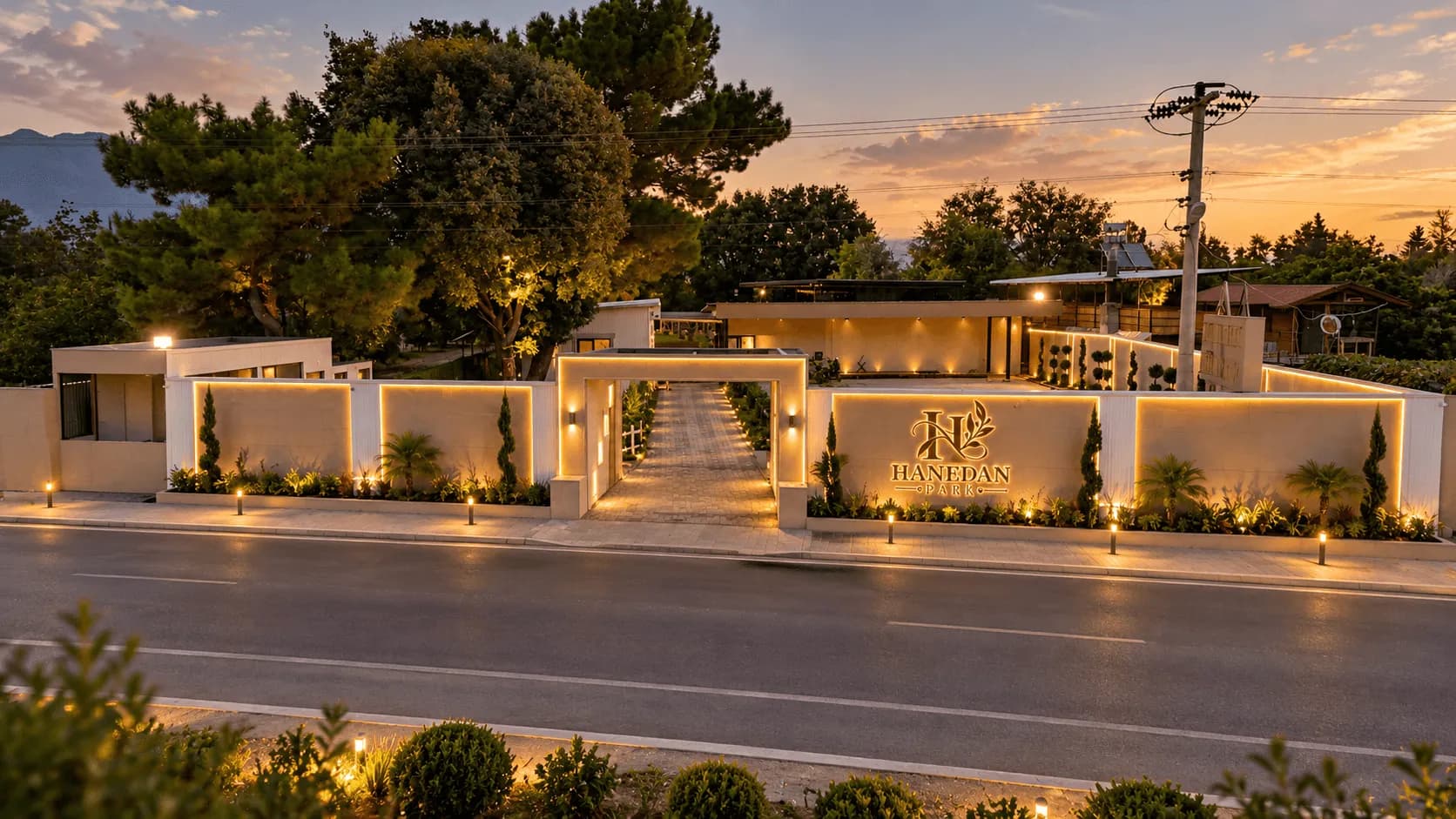 Hanedan Park'ın gün batımında aydınlatılmış dış cephesi ve giriş kapısı, Konyaaltı Antalya